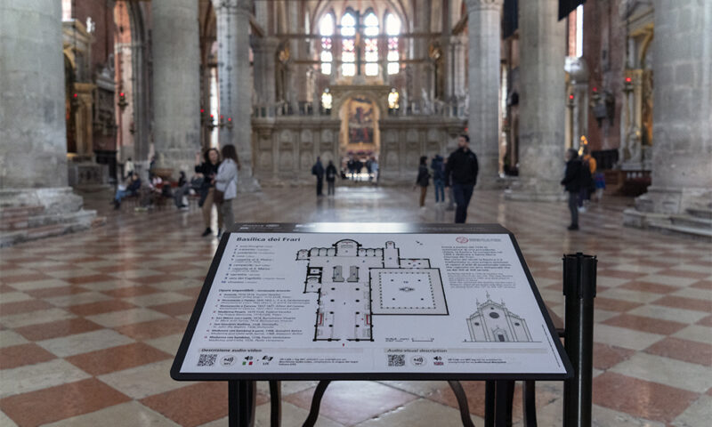 foto del pannello visivo-tattile della Basilica dei Frari